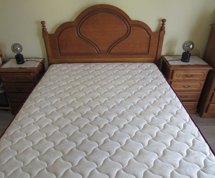 cama + estrado + colchão + 2 mesas de cabeceira