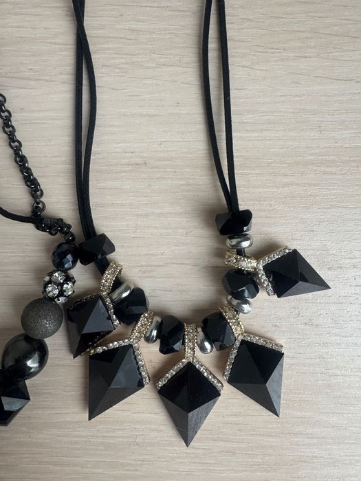 Буси. Підвіска на шию. Біжутерія