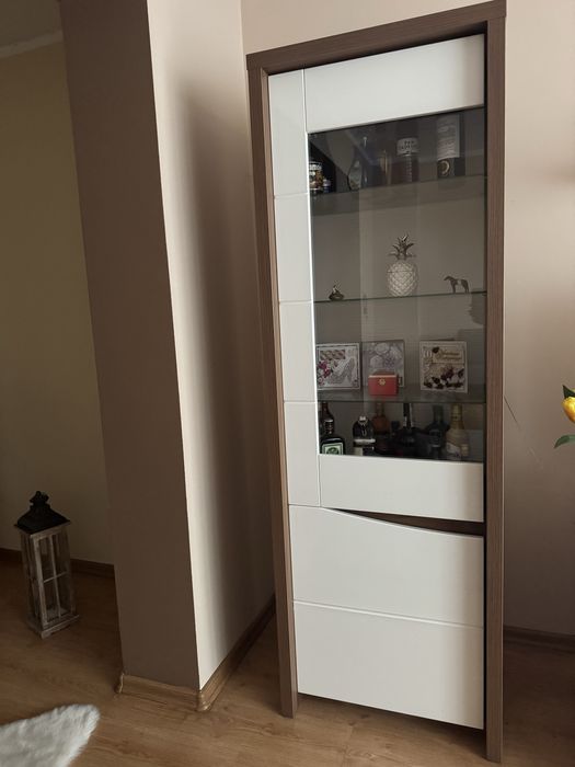 Wąska witryna z oświetleniem 65 cm SAINT TROPEZ Dąb Sangallo/Biały Połysk