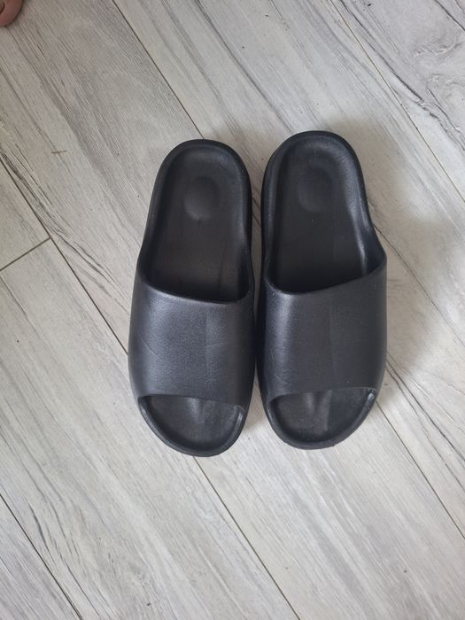 Klapki czarne modne
