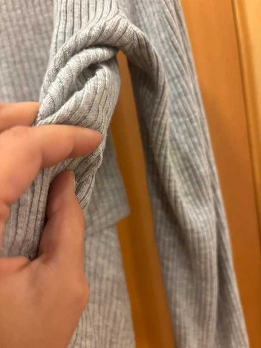 Casaco de malha cinzenta