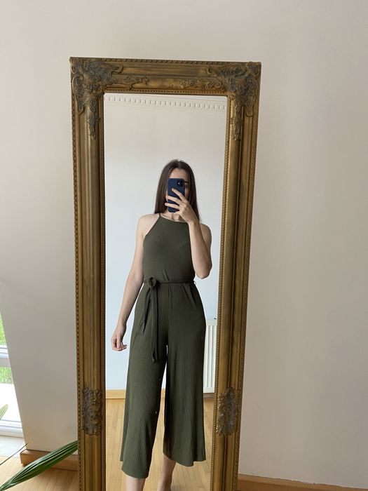 Продам Базовий комбінезон в рубчик на запах з кюлотами Pull&Bear
