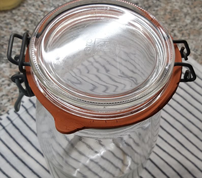 Frasco de vidro com tampa.