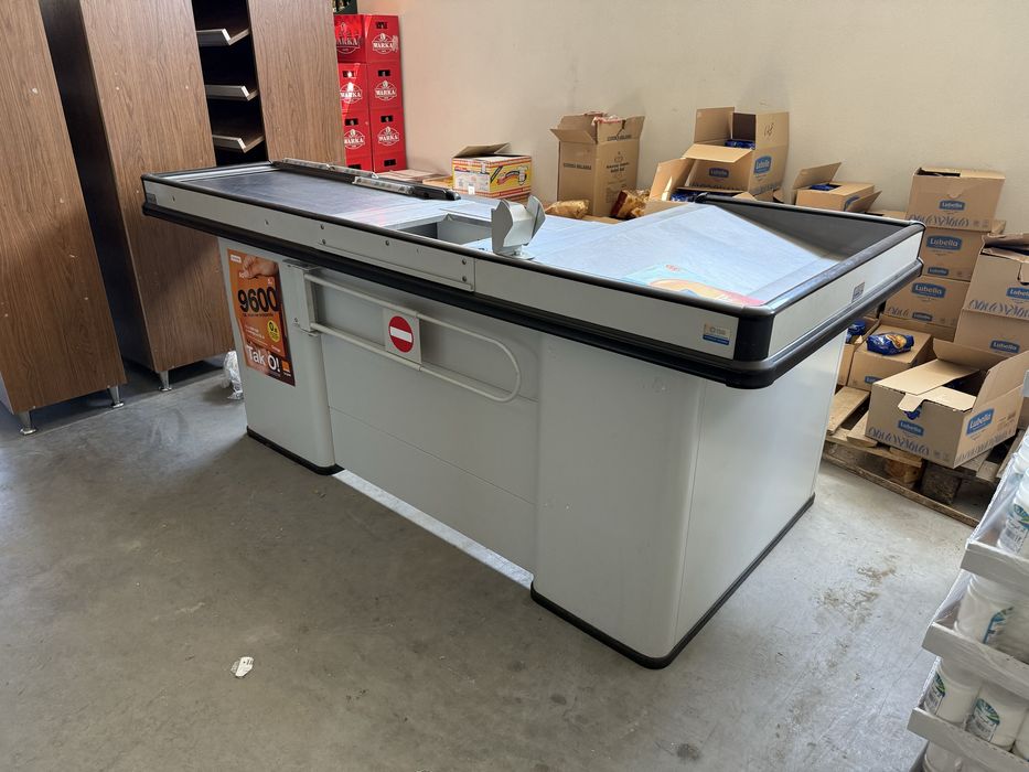 Boks kasowy z tasma i miejscem na przechowanie