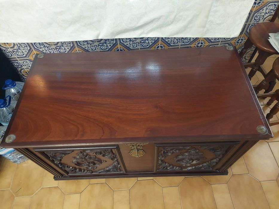 Arca de madeira mogno