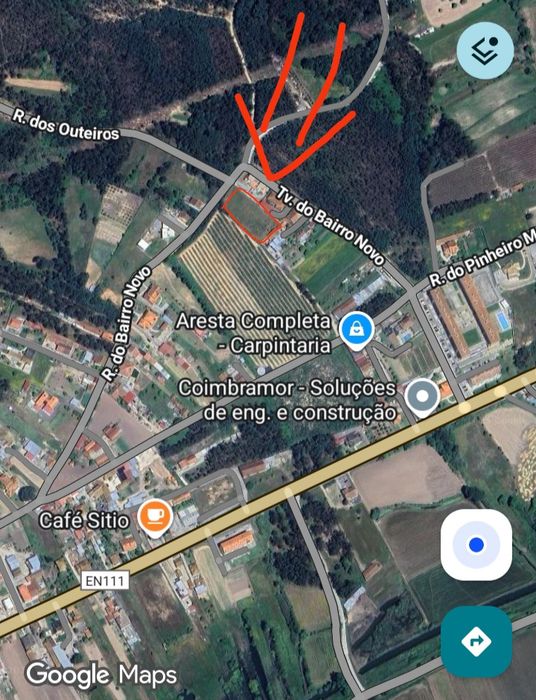 Terreno de construção nas meãs do campo ao lado da nacional 111
