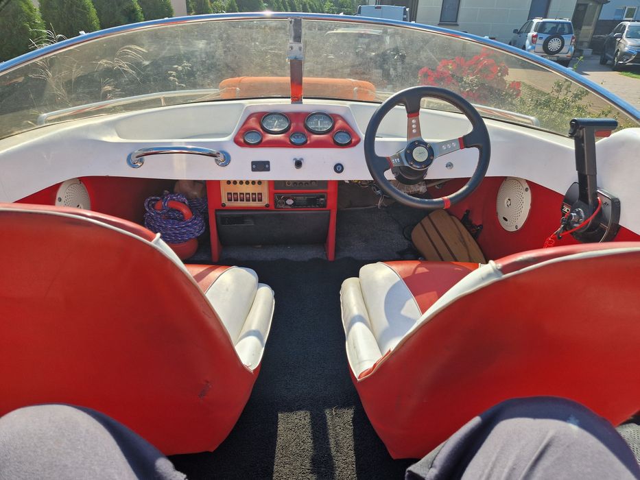 Motorówka z silnikiem Yamaha 75hp z przyczepą