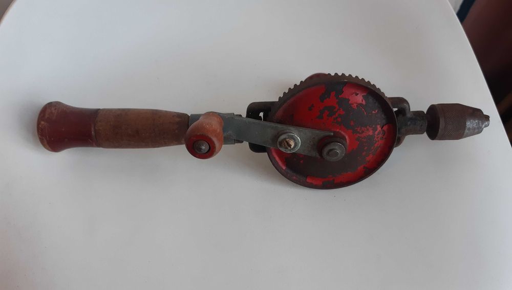 Ferramenta antiga, Furador de Manivela