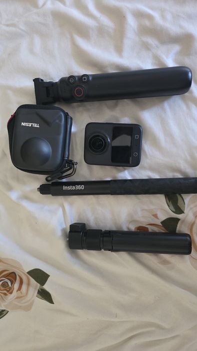 DJI Osmo 360 com Care Refresh e 2 bastões e vários acessórios