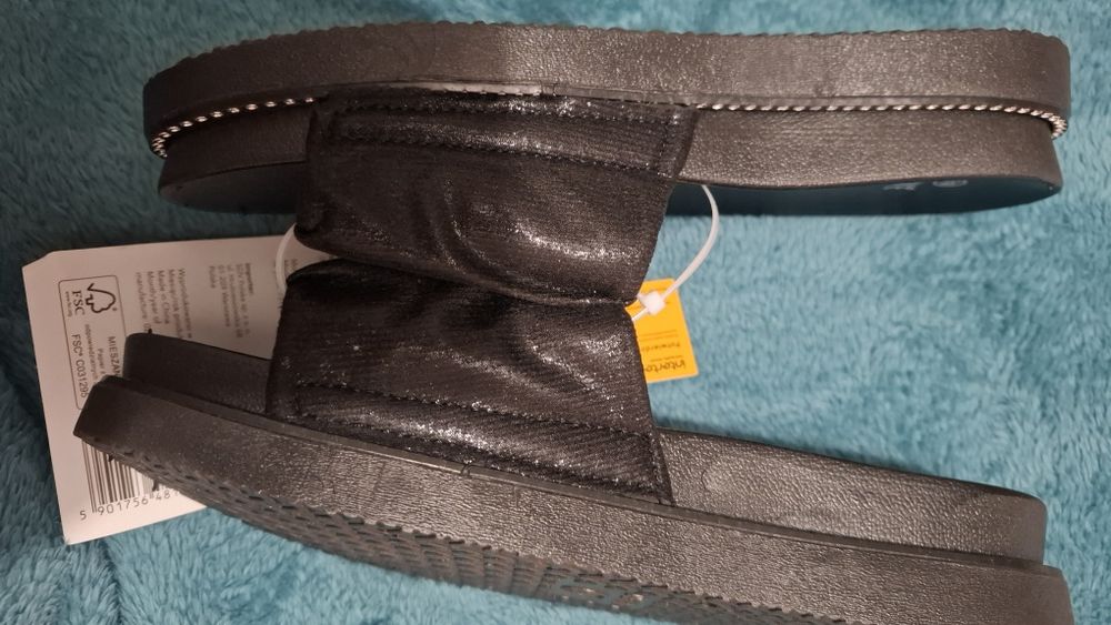 Czarne klapki ze zdobieniami