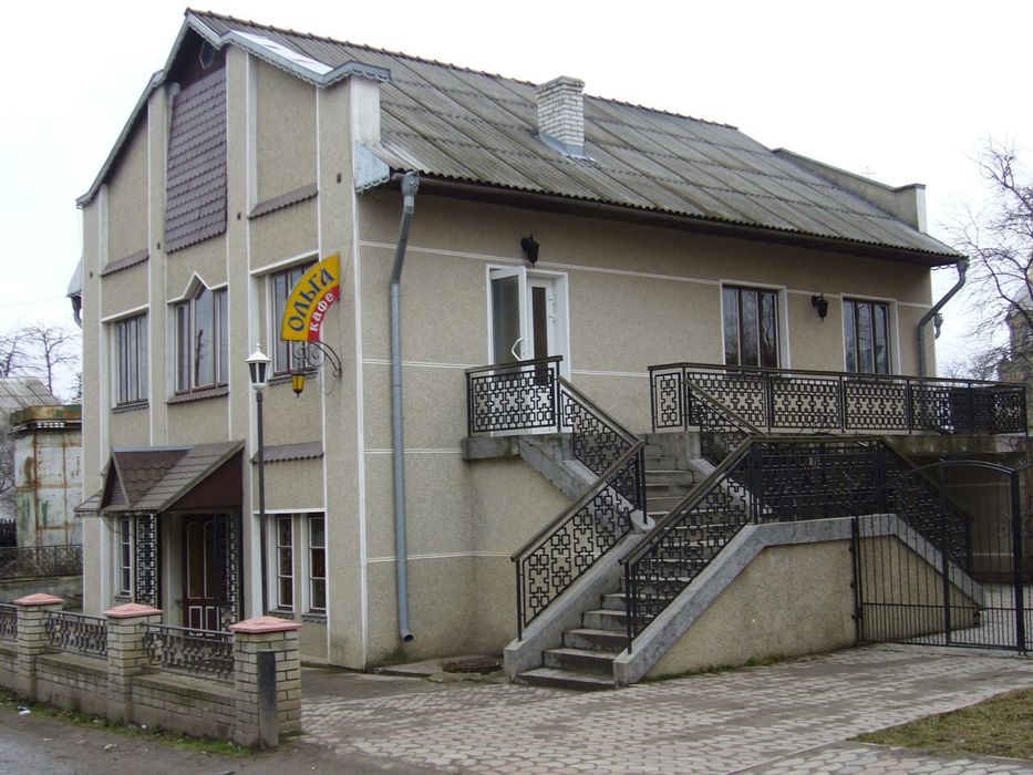 Пропонується до продажу цілісний майновий комплекс у смт Товсте Чортківського району (колишній Заліщицький район) Тернопільської області.