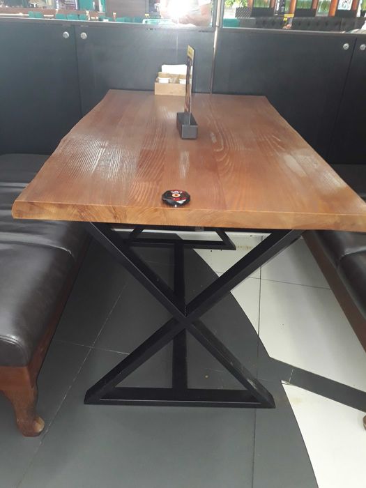 Стіл дерев'яний та дивани для кафе