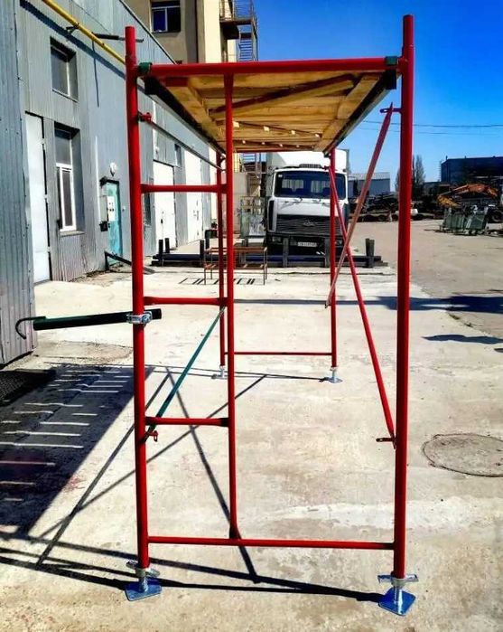 Вишка тура. Риштовка. Будівельне риштування. Ліса. Леса строительные.