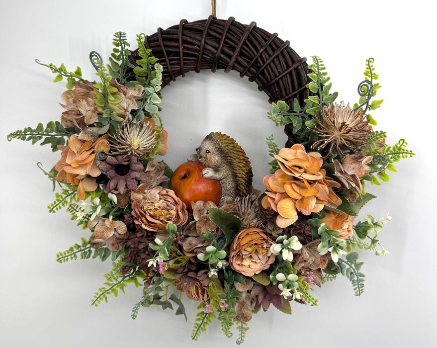 Wianek jesienny ratanowy 36 cm z jeżykiem i jabłkiem