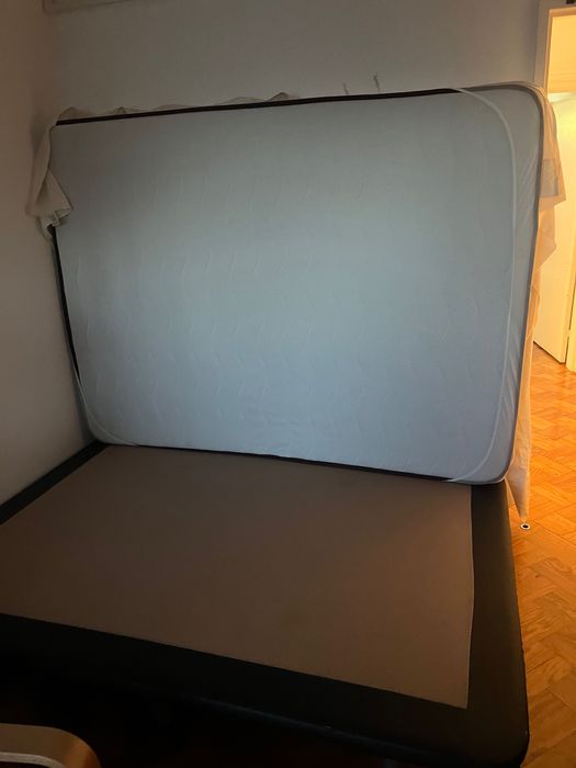 Cama de Casal com Estrado – Bom Estado