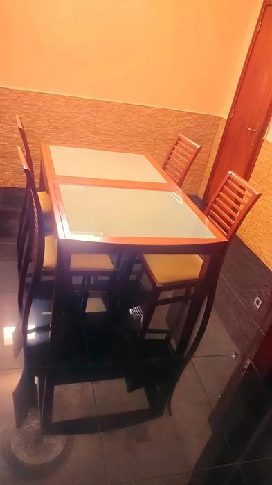 Mesa de Jantar Extensível (Madeira Maciça) + 4 Cadeiras