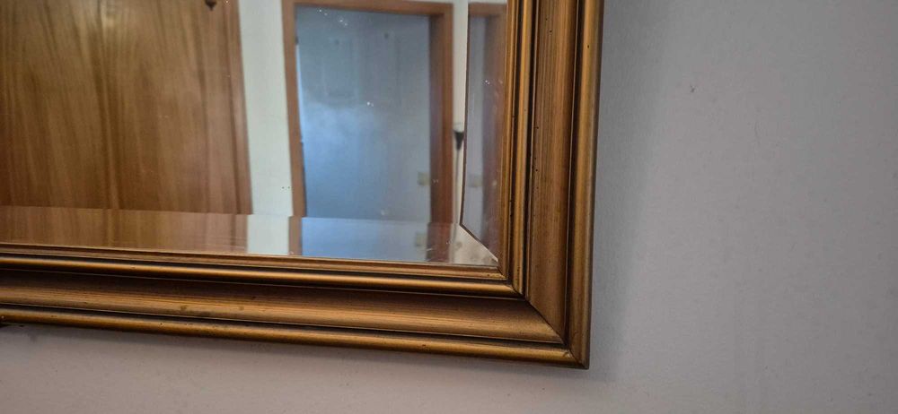 Espelho lapidado com moldura em madeira dourado velho
