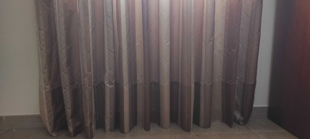 Cortinas de seda e varão em inox