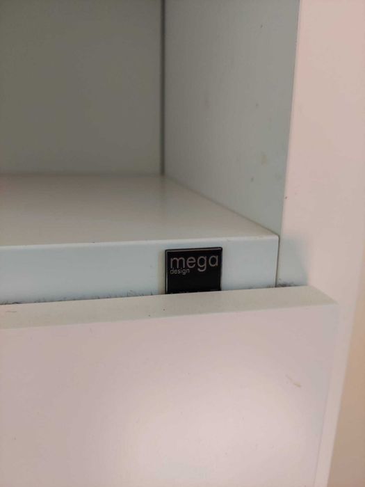 Duas Estantes e Mesa metálica com vidro temperado