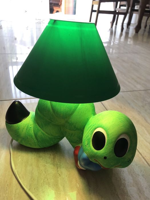 Lampa nocna dla dzieci wesoła gąsiennica