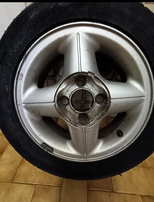 Vendo  jantes especiais completas do Ford fiesta de 2000