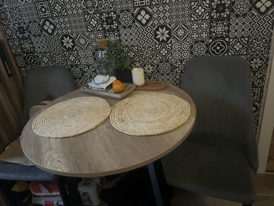 Stół okrągły z dwoma krzesłami