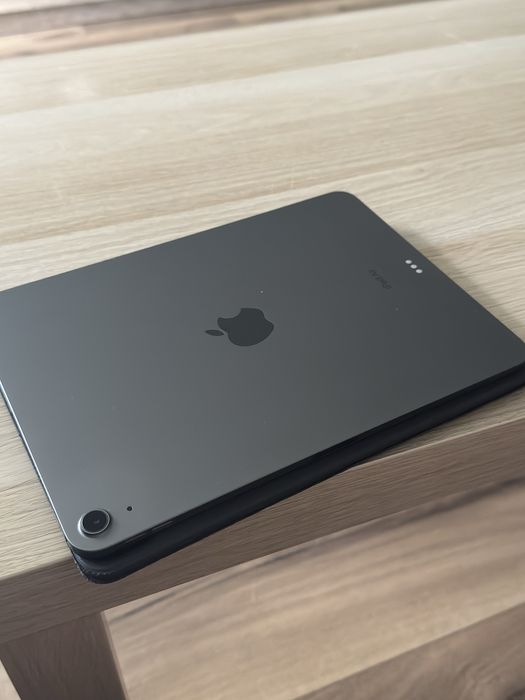 IPad Air 5 generacji 64 GB + Magic Keyboard