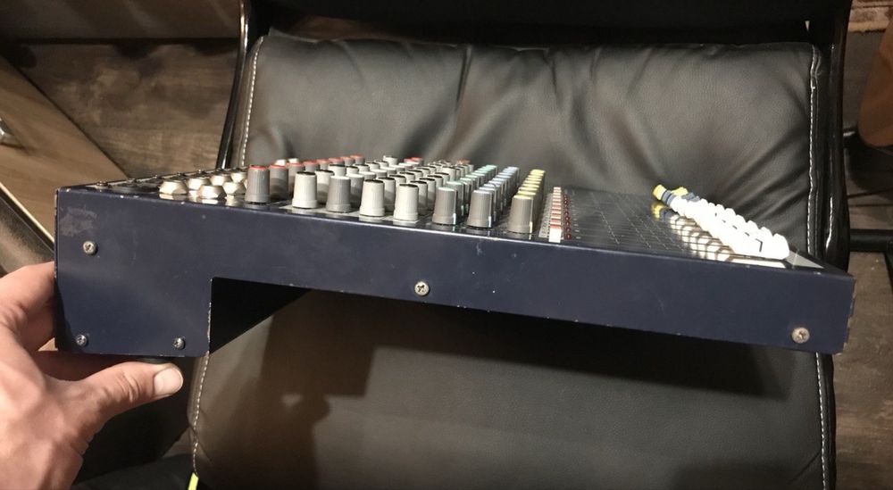 Аналоговий мікшерний пульт Soundcraft EPM 8