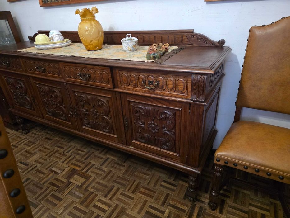 Mobilia de casa de jantar em madeira de castanho.