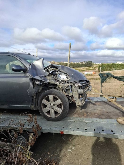 Vendo Nissan Micra de 2004 com 175.000kms gasolina. Acidentado.