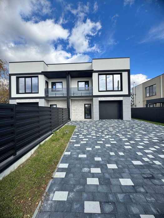 Продаж сучасного дуплексу з земельною ділянкою у Крихівцях