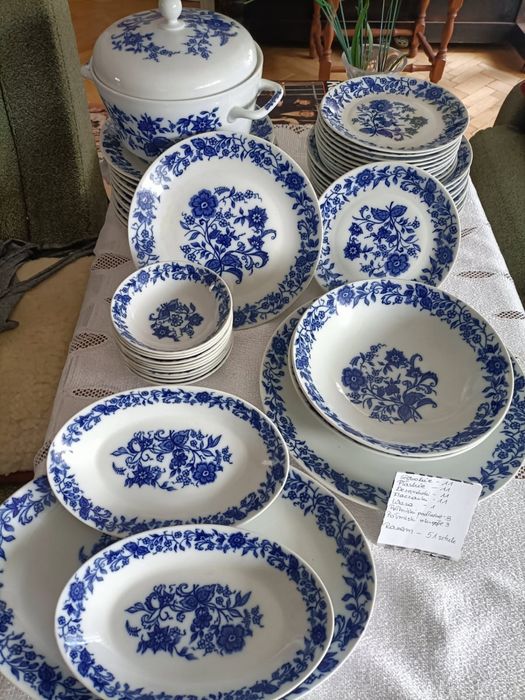 Piekny serwis obiadowy z porcelany na 12 osób.