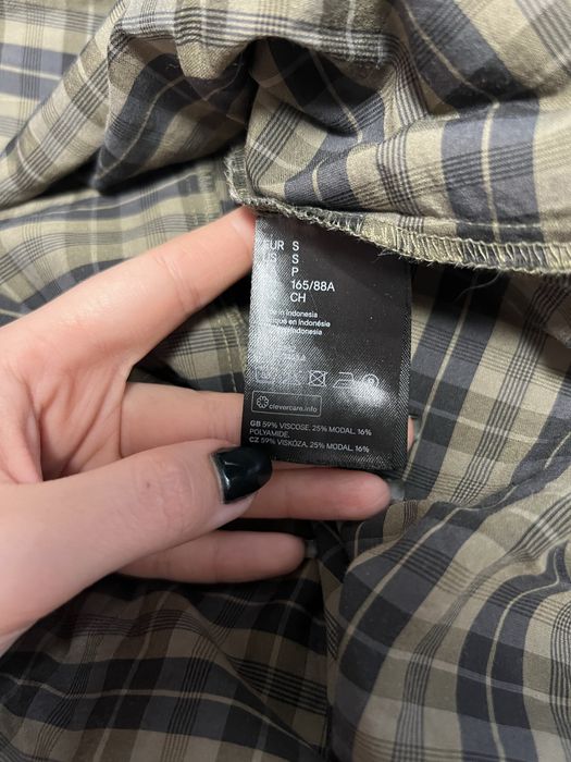 Khaki sukienka w czarna kratę długa do ziemi z wycięciem na plecach