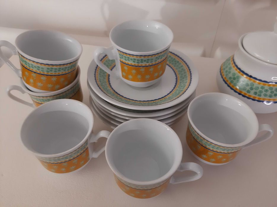 Serviço de café moderno com bule, açucareiro, leiteira e 6 chávenas