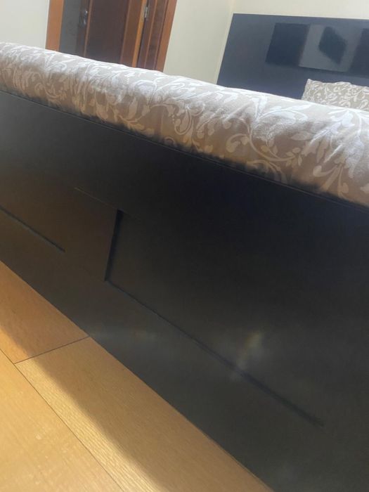 Cama Ikea preta com colchao e 4 gavetas 140x200