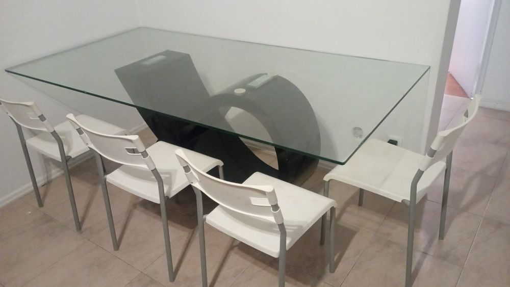 Mesa com tampo resistente de vidro