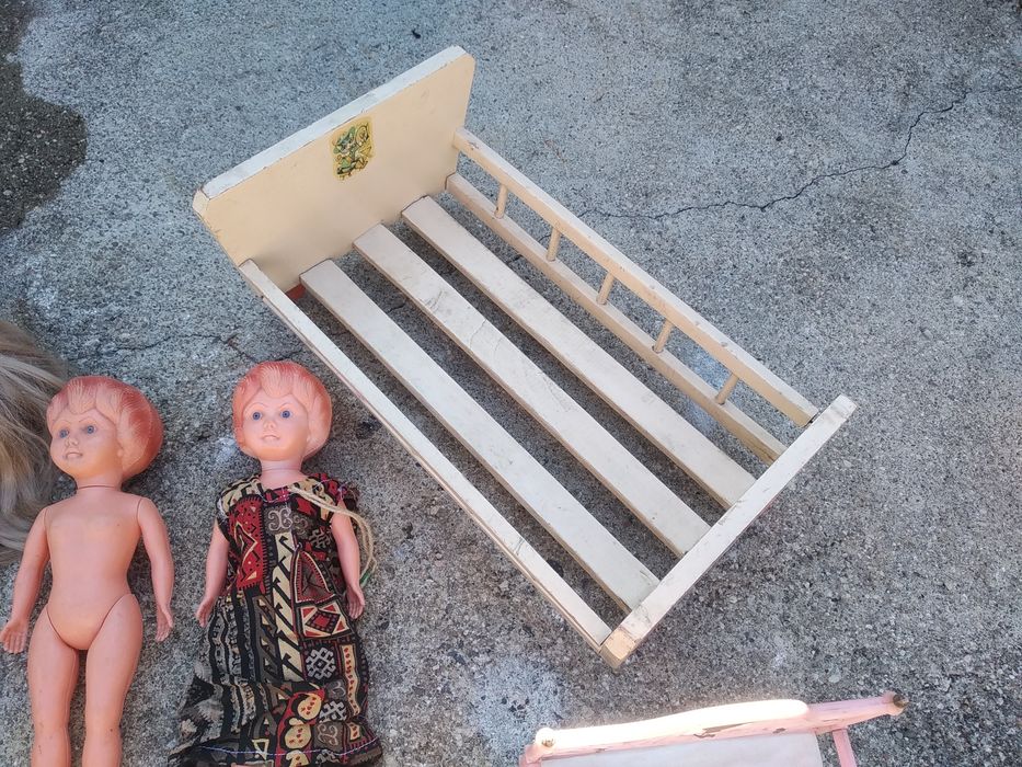 Bonecas, boneco antigos e duas camas antigas
