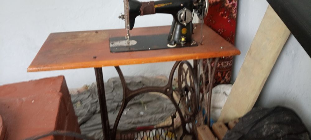 Продам швейную машинку