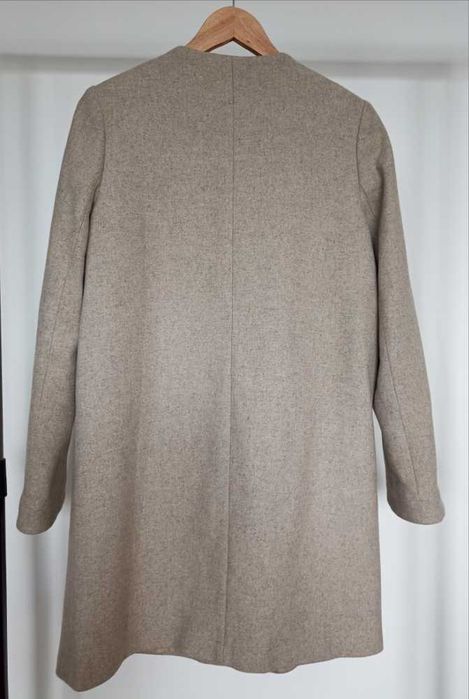 Beżowy przejściowy wełniany płaszcz quiet luxury taupe janbor