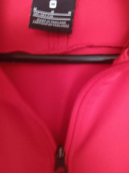 Bluza koloru czerwonego. Nowa. Z metki  rozmiar M ale jest mi za mała a noszę rozmiar  M.