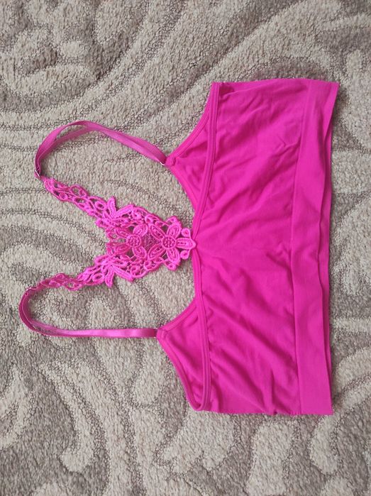 Różowa bluzka crop top z koronką