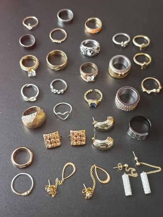Conjunto de vários anéis e brincos