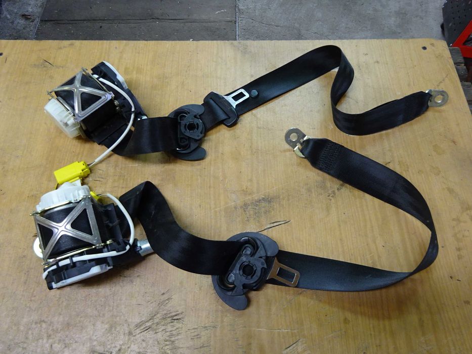 Pas bezpieczeństwa prawy przód przedni VW Passat B6