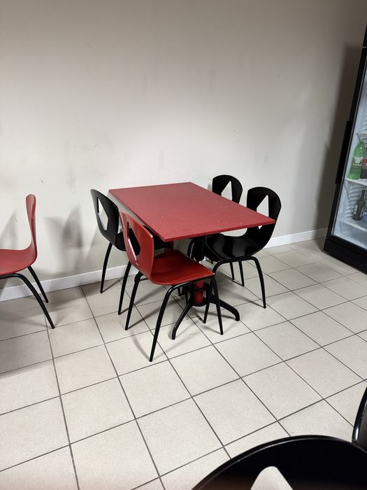 Mesa com tampo Silestone + 4 cadeiras – 500 €