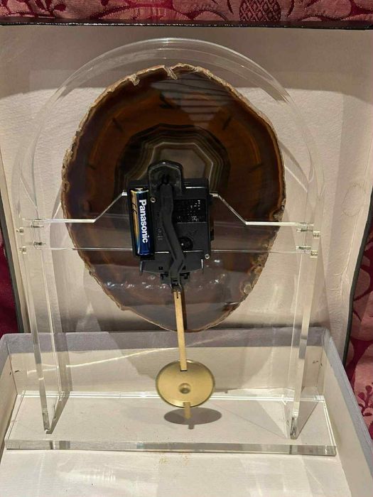 Relógio com pêndulo e pedra natural