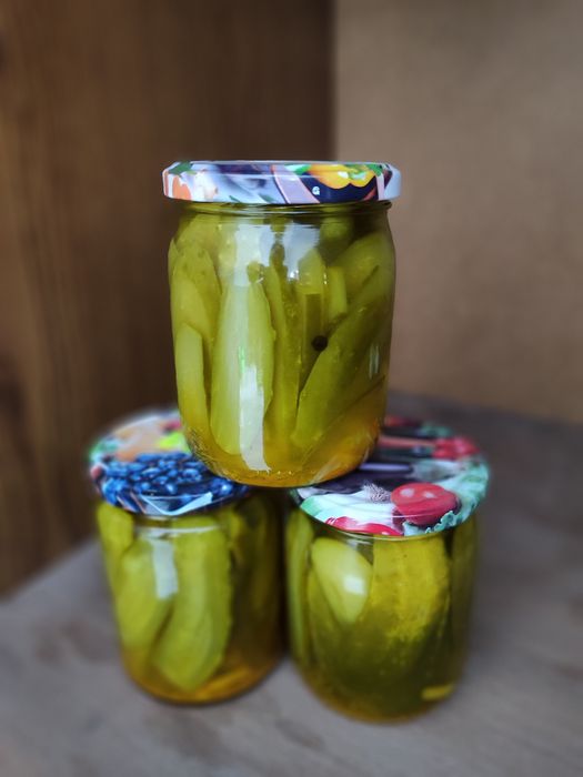 Pyszne domowej roboty ogórki z kurkuma kanapkowe