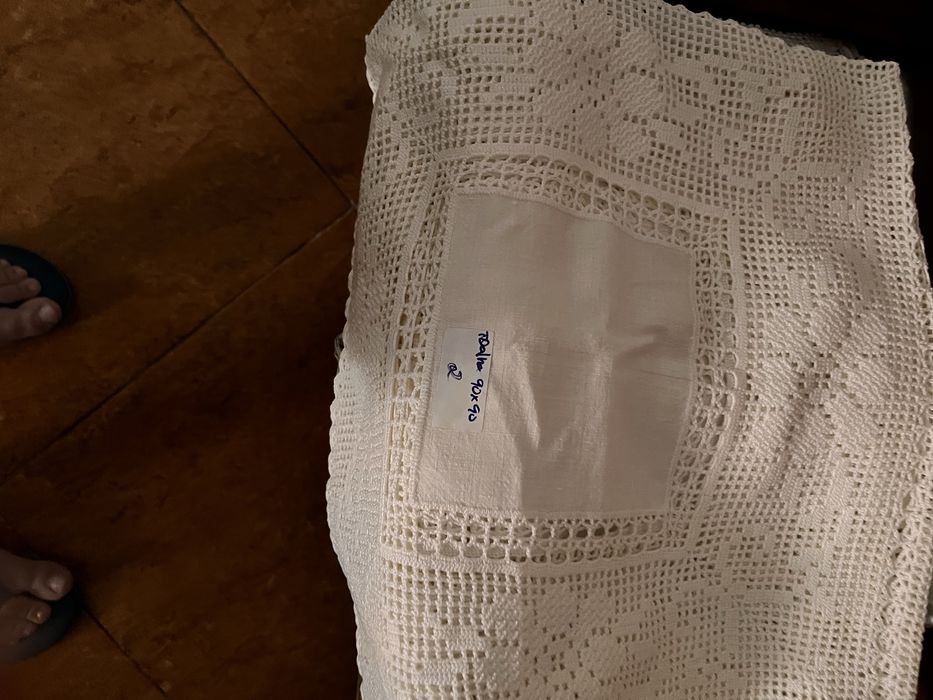 Vendo várias peças em linho e renda bordadas