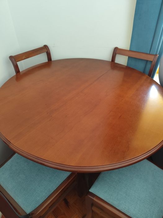 Mesa de jantar e cadeiras em cerejeira maciça