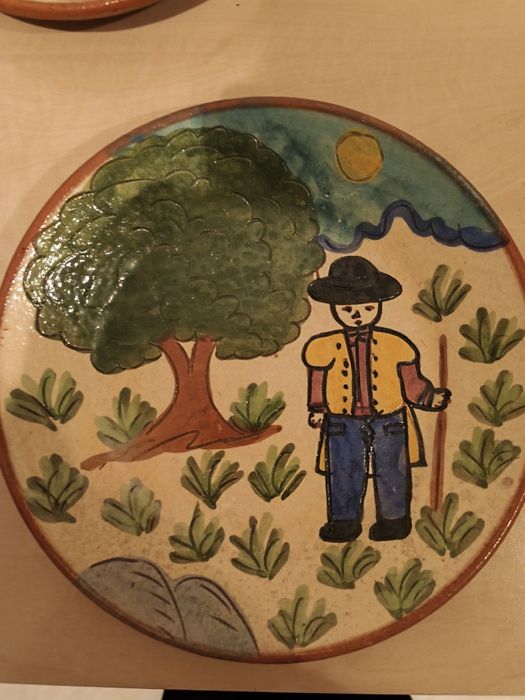 Pratos de barro pintados a mão
