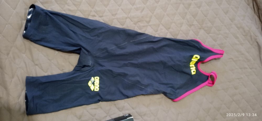 Продам гидрокостюм для плаванея